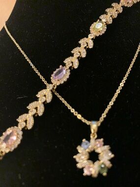 Stunning bracelet and necklace set.